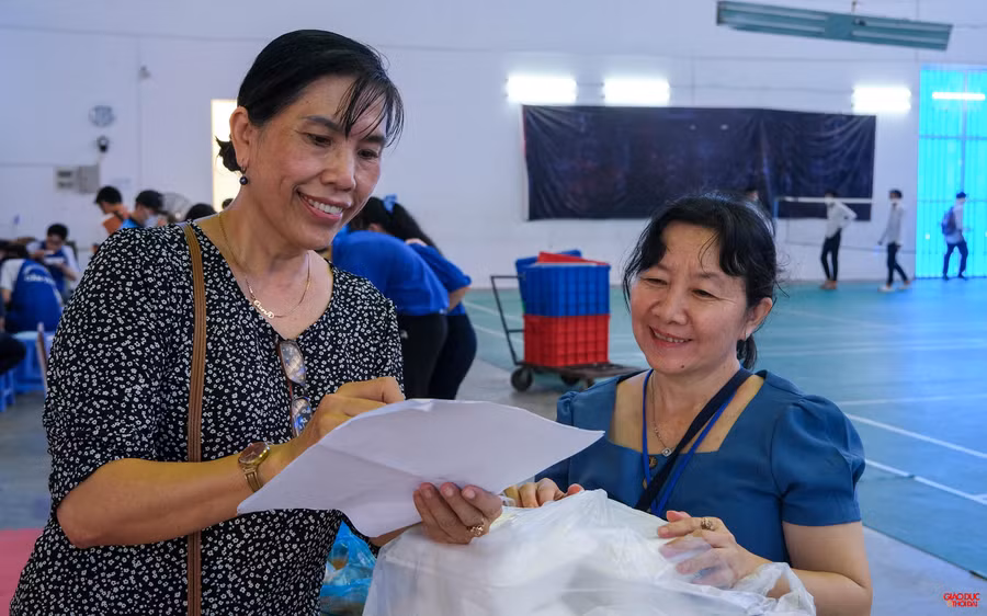 Cô Đinh Kim Oanh - tổ trưởng bộ môn ngoại ngữ của Trường THPT Bùi Hữu Nghĩa cùng giáo viên kiểm tra lại danh sách đăng ký của học sinh.