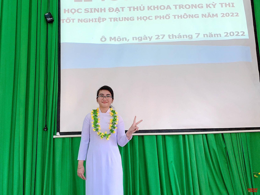 Em Lê Nguyễn Hồng Nhung, thủ khoa kỳ thi tốt nghiệp THPT năm 2022 tại TP Cần Thơ nhận khen thưởng nóng từ UBND quận Ô Môn.