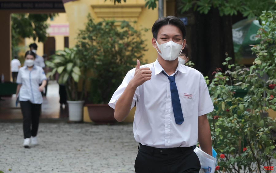 Thí sinh tự tin rời phòng thi sau khi kết thúc môn thi tổ hợp. Thí sinh tự tin rời phòng thi sau khi kết thúc môn thi tổ hợp.