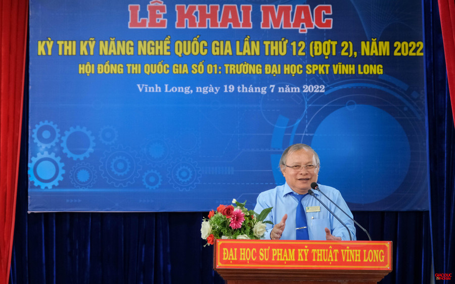 PGS. TS Cao Hùng Phi – Hiệu trưởng Trường Đại học SPKT Vĩnh Long, Phó Chủ tịch Hội đồng thi quốc gia số 1 phát biểu khai mạc PGS. TS Cao Hùng Phi – Hiệu trưởng Trường Đại học SPKT Vĩnh Long, Phó Chủ tịch Hội đồng thi quốc gia số 1 phát biểu khai mạc