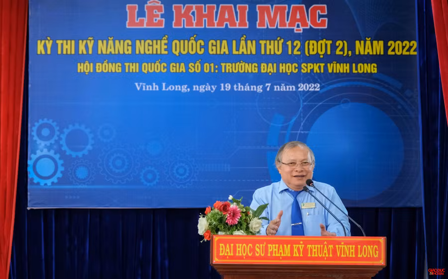 PGS. TS Cao Hùng Phi – Hiệu trưởng Trường Đại học SPKT Vĩnh Long, Phó Chủ tịch Hội đồng thi quốc gia số 1 phát biểu khai mạc PGS. TS Cao Hùng Phi – Hiệu trưởng Trường Đại học SPKT Vĩnh Long, Phó Chủ tịch Hội đồng thi quốc gia số 1 phát biểu khai mạc