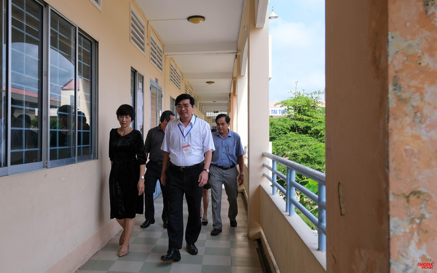 Đoàn kiểm tra do ông Trần Thanh Bình - Giám đốc Sở GD&ĐT, Phó trưởng Ban chỉ đạo thi tốt nghiệp THPT TP Cần Thơ dẫn đầu kiểm tra tại trường THPT Nguyễn Việt Dũng, quận Cái Răng (TP Cần Thơ). Đoàn kiểm tra do ông Trần Thanh Bình - Giám đốc Sở GD&ĐT, Phó trưởng Ban chỉ đạo thi tốt nghiệp THPT TP Cần Thơ dẫn đầu kiểm tra tại trường THPT Nguyễn Việt Dũng, quận Cái Răng (TP Cần Thơ).