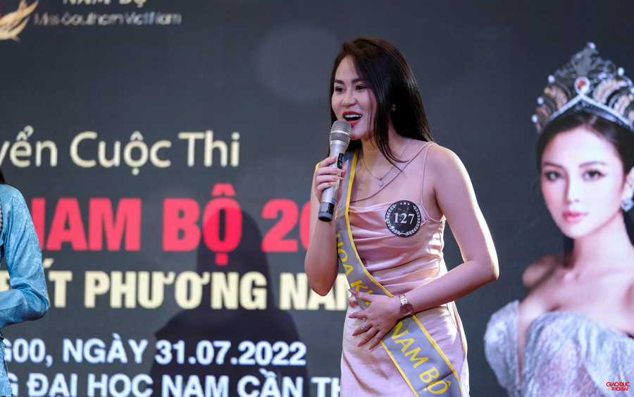 Các thí sinh đã trải qua nhiều vòng thi để được bước lên sân khấu của vòng Sơ tuyển. Đầu tiên là vòng thi Nhân trắc học, các thí sinh sẽ được bác sĩ kiểm tra và chấm điểm về chiều cao, cân nặng cùng số đo ba vòng. Sau đó, thí sinh tự tin thể hiện cá tính và năng lực với phần thi Giới thiệu bản thân và trả lời Ứng xử từ các câu hỏi của Ban Giám khảo Các thí sinh đã trải qua nhiều vòng thi để được bước lên sân khấu của vòng Sơ tuyển. Đầu tiên là vòng thi Nhân trắc học, các thí sinh sẽ được bác sĩ kiểm tra và chấm điểm về chiều cao, cân nặng cùng số đo ba vòng. Sau đó, thí sinh tự tin thể hiện cá tính và năng lực với phần thi Giới thiệu bản thân và trả lời Ứng xử từ các câu hỏi của Ban Giám khảo