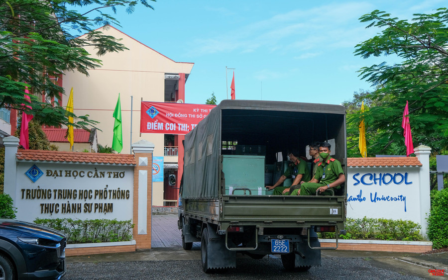 Việc vận chuyển đề thi được giám sát nghiêm ngặt của Ban chỉ đạo thi, công an, thanh tra thi.... Việc vận chuyển đề thi được giám sát nghiêm ngặt của Ban chỉ đạo thi, công an, thanh tra thi....