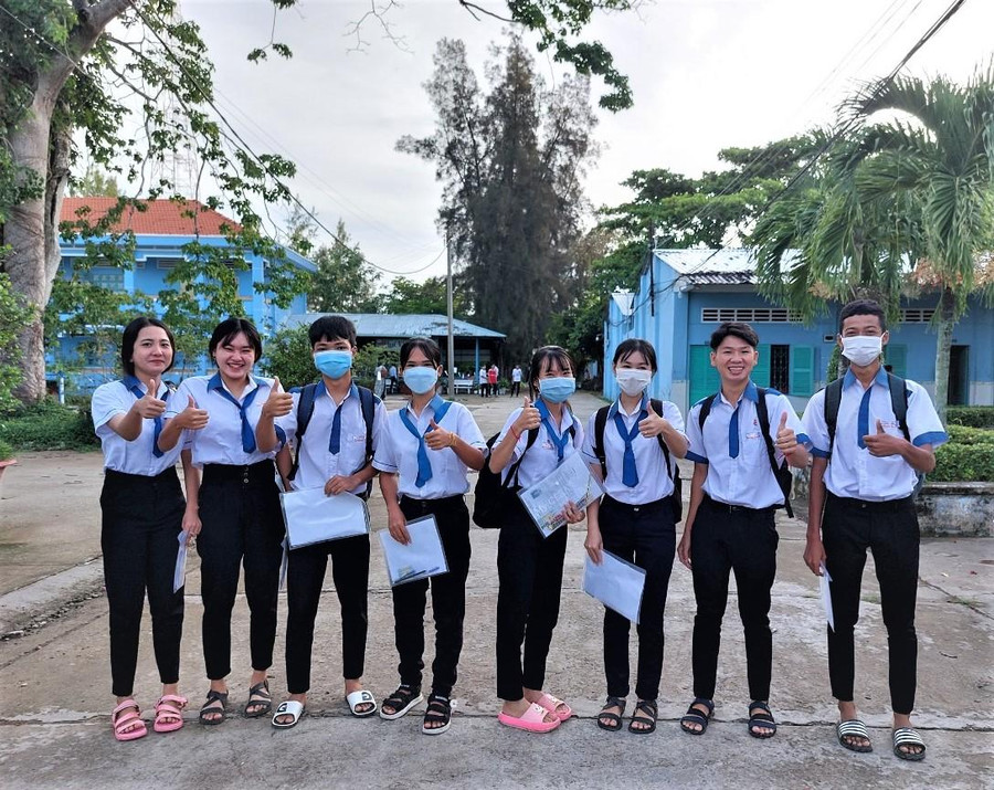 Thí sinh vui tươi trong bộ đồng phục trước khi vào thi