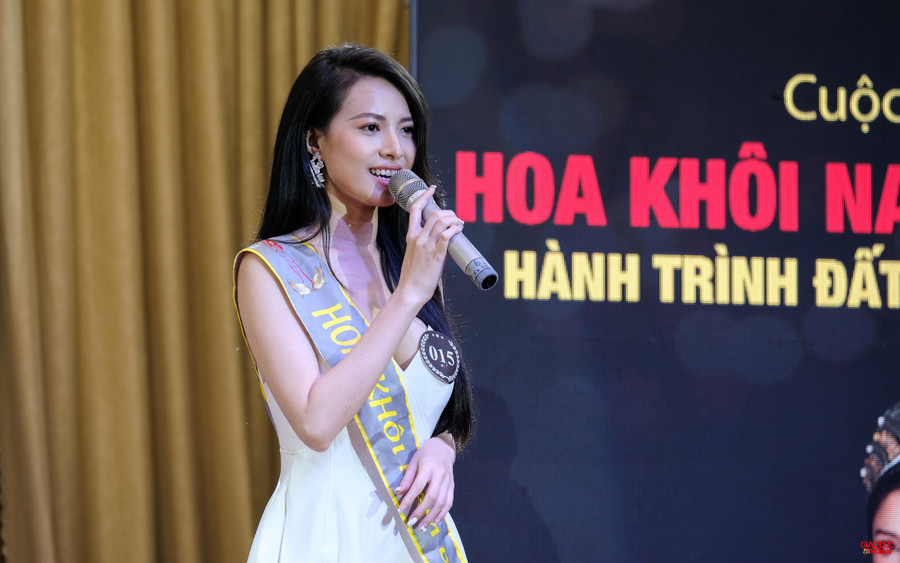 Nhiều thí sinh bước lên sân khấu với sự chuẩn bị chỉn chu, tự tin và thể hiện được sự tri thức, năng lực của bản thân. Nhiều thí sinh bước lên sân khấu với sự chuẩn bị chỉn chu, tự tin và thể hiện được sự tri thức, năng lực của bản thân.