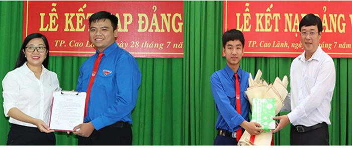 Trao quyết định kết nạp Đảng cho 2 đảng viên mới. Trao quyết định kết nạp Đảng cho 2 đảng viên mới.