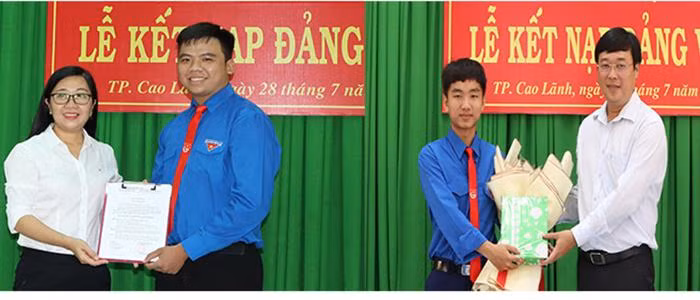 Trao quyết định kết nạp Đảng cho 2 đảng viên mới.