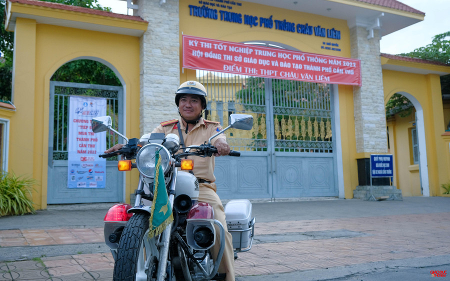 Thiếu tá Nguyễn Tường Duy - Đội tuần tra dẫn đoàn phòng CSGT đường bộ, đường sắt (Công an TP. Cần Thơ) thực hiện nhiệm vụ tuần tra trên tuyến đường nóng tại quận Ninh Kiều.