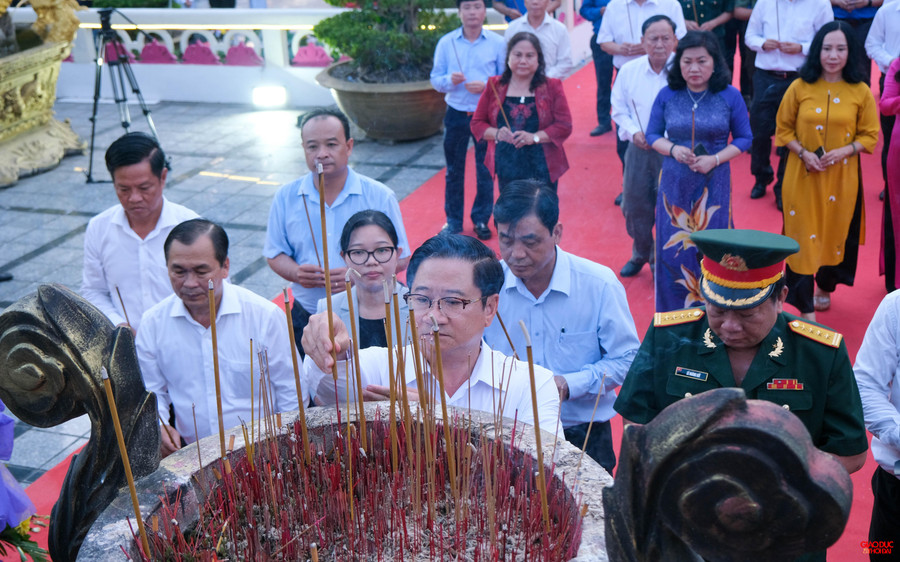 Lãnh đạo thành phố cùng các đại biểu dâng hương, dâng hoa tại buổi lễ