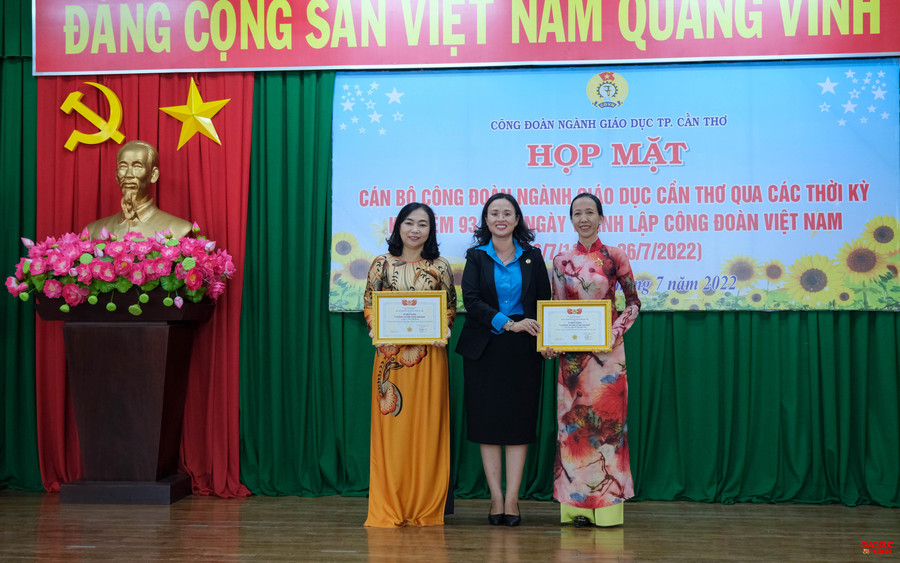 Đồng chí Lê Thị Sương Mai - Chủ tịch Liên đoàn Lao động trao Kỷ niệm chương Vì sự nghiệp Công đoàn cho 2 cán bộ Công đoàn cơ sở.