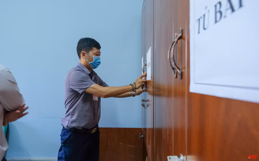 Trưởng điểm thi tại trường THPT thực hành sư phạm Đại học Cần Thơ khoá tủ đề thi sau khi đã nhận đủ túi đựng đề thi. Trưởng điểm thi tại trường THPT thực hành sư phạm Đại học Cần Thơ khoá tủ đề thi sau khi đã nhận đủ túi đựng đề thi.
