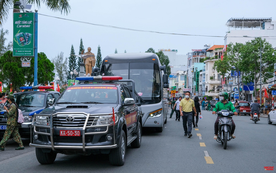 Xe dẫn đường hộ tống đoàn xe đưa các chiến sĩ nhí tham gia học kỳ trong quân đội.