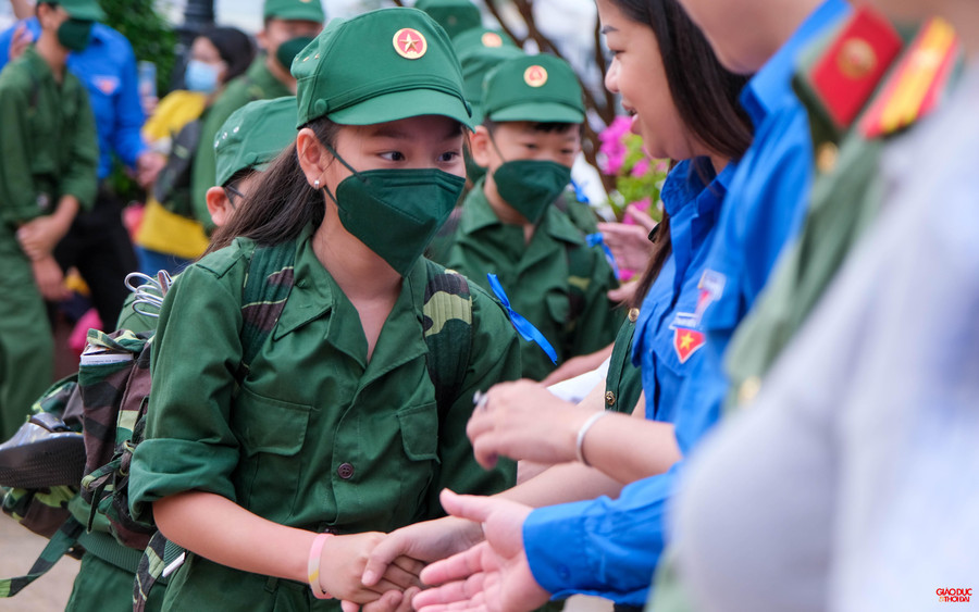 Các đại biểu bắt tay chào tạm biệt các chiến sĩ lên đường tham gia học kỳ trong quân đội.