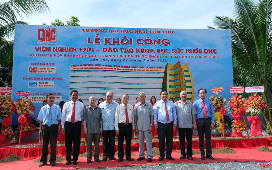 Tham dự lễ khởi công có lãnh đạo thành phố, lãnh đạo nhà trường và các nguyên lãnh đạo các thời kỳ. Tham dự lễ khởi công có lãnh đạo thành phố, lãnh đạo nhà trường và các nguyên lãnh đạo các thời kỳ.