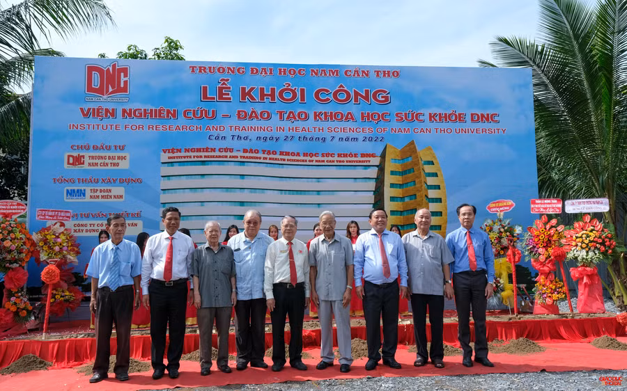 Tham dự lễ khởi công có lãnh đạo thành phố, lãnh đạo nhà trường và các nguyên lãnh đạo các thời kỳ.