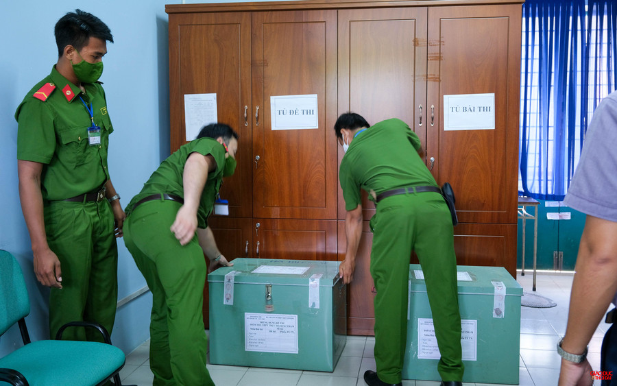 Lực lượng công an tham gia xuyên suốt trong quá trình vận chuyển thùng đề thi từ khu vực in sao đề đến phòng chứa đề thi tại các điểm thi. Lực lượng công an tham gia xuyên suốt trong quá trình vận chuyển thùng đề thi từ khu vực in sao đề đến phòng chứa đề thi tại các điểm thi.