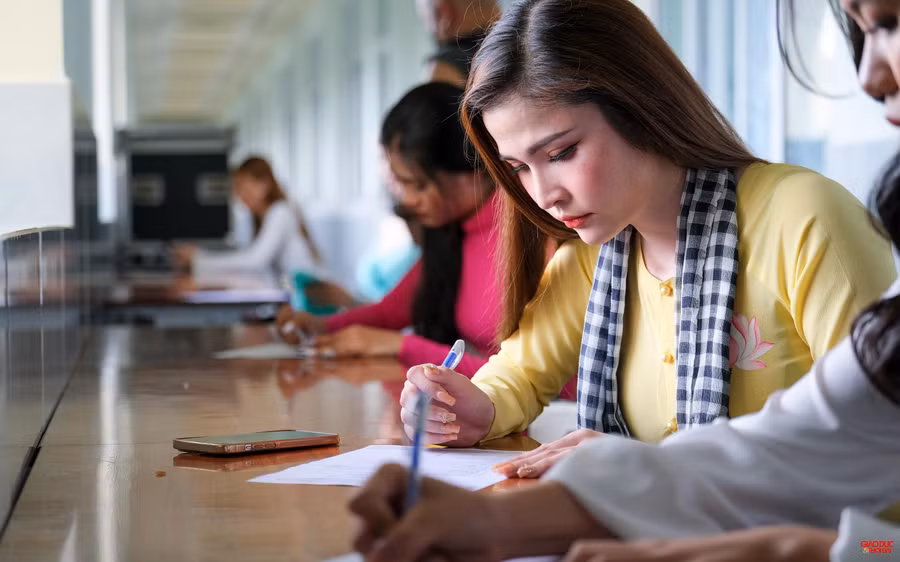 Các thí sinh điền thông tin đăng ký sơ tuyển tại trường ĐH Nam Cần Thơ.