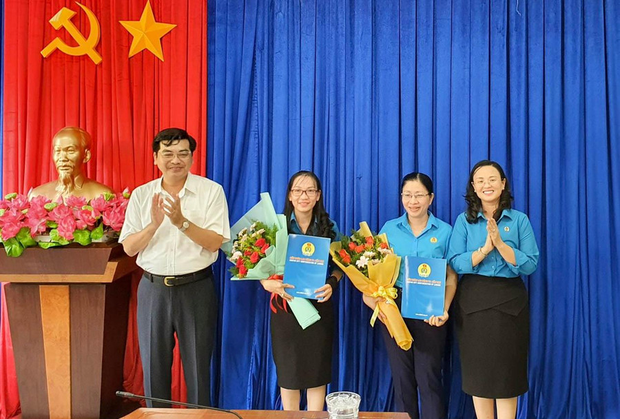Đại diện lãnh đạo Liên đoàn Lao động thành phố và lãnh đạo Sở GD&ĐT chúc mừng các đồng chí được điều động đến vị trí công tác mới.