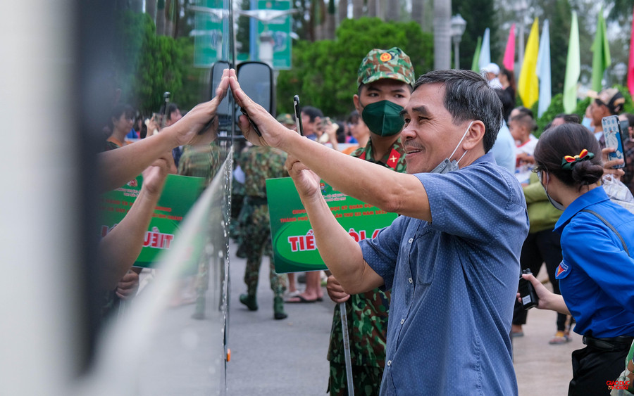 Nhiều gia đình đến chia tay các chiến sĩ nhí.