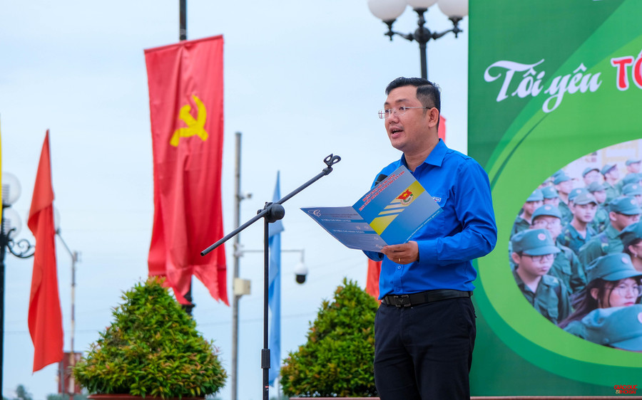 Đồng chí Lâm Văn Tân - Phó Bí thư Thành Đoàn Cần Thơ tuyên bố bắt đầu lễ xuất quân Chương trình Học kỳ trong quân đội lần thứ XII, năm 2022. Đồng chí Lâm Văn Tân - Phó Bí thư Thành Đoàn Cần Thơ tuyên bố bắt đầu lễ xuất quân Chương trình Học kỳ trong quân đội lần thứ XII, năm 2022.