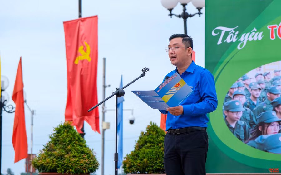 Đồng chí Lâm Văn Tân - Phó Bí thư Thành Đoàn Cần Thơ tuyên bố bắt đầu lễ xuất quân Chương trình Học kỳ trong quân đội lần thứ XII, năm 2022.