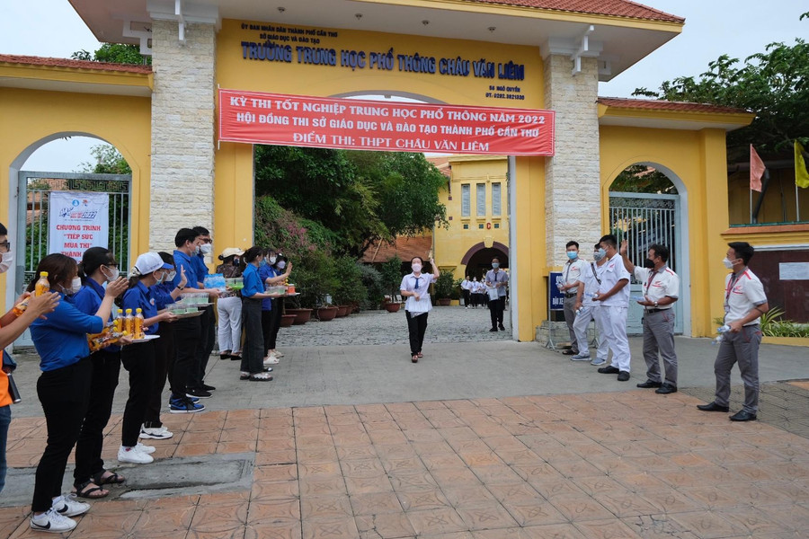 Thí sinh đầu tiên rời điểm thi được sự cổ vũ và chúc mừng của đoàn viên, tình nguyện viên tại điểm thi Thí sinh đầu tiên rời điểm thi được sự cổ vũ và chúc mừng của đoàn viên, tình nguyện viên tại điểm thi