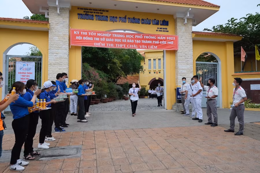 Thí sinh đầu tiên rời điểm thi được sự cổ vũ và chúc mừng của đoàn viên, tình nguyện viên tại điểm thi