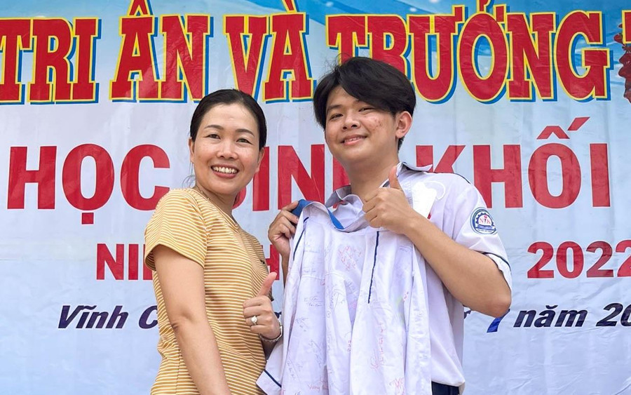 Em Trịnh Đăng Khoa, thủ khoa kỳ thi tốt nghiệp THPT 2022 tỉnh Sóc Trăng cùng giáo viên chủ nhiệm.