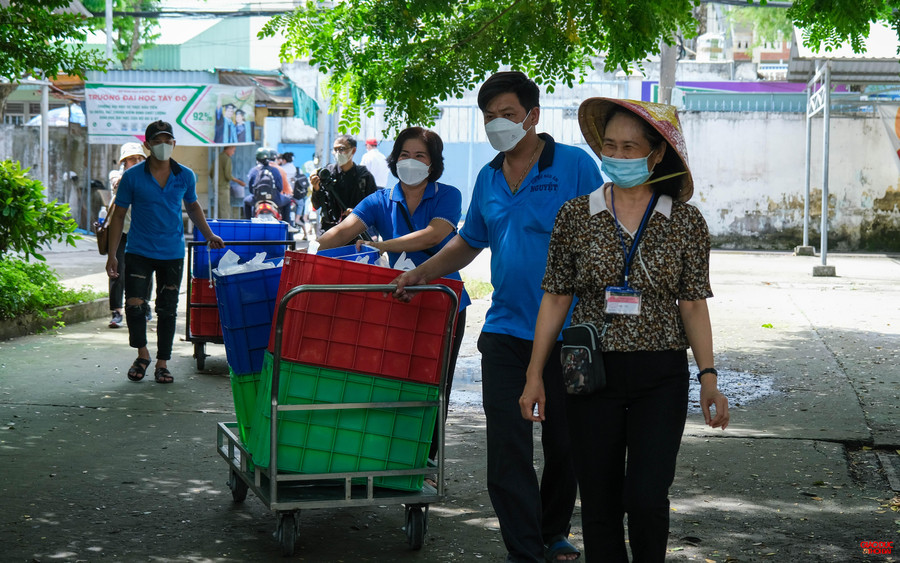 Những suất ăn được thầy cô và mạnh thường quân vận chuyển đến ngay sau khi kết thúc bài thi.
