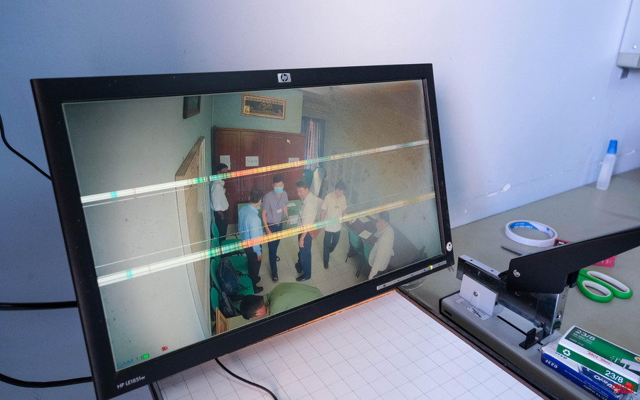 Trong quá trình trưởng điểm thi tháo gỡ niêm phong thùng chứa đề thi, bài thi đều có lực lượng công an, thanh tra thi, ban chỉ đạo thi... và được camera an ninh tại phòng chứa đề giám sát Trong quá trình trưởng điểm thi tháo gỡ niêm phong thùng chứa đề thi, bài thi đều có lực lượng công an, thanh tra thi, ban chỉ đạo thi... và được camera an ninh tại phòng chứa đề giám sát