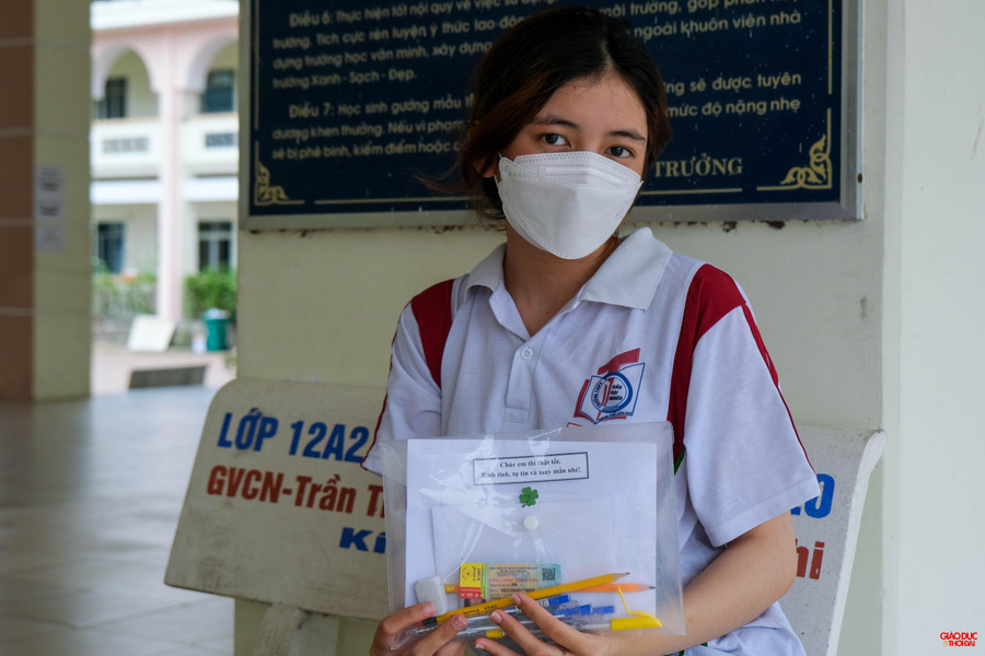 Em Nguyễn Thị Xuân Thi, thí sinh tại điểm thi THPT Trần Đại Nghĩa khoe lời chúc động viên học trò. Em Nguyễn Thị Xuân Thi, thí sinh tại điểm thi THPT Trần Đại Nghĩa khoe lời chúc động viên học trò.