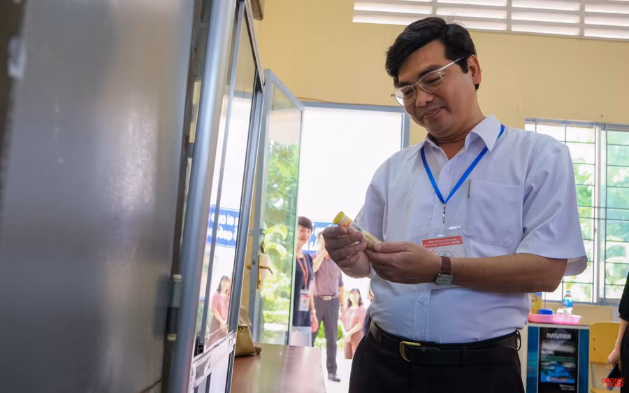 Lãnh đạo Sở GD&amp;ĐT kiểm tra công tác chuẩn bị thuốc tại phòng Y tế.