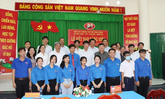 Lãnh đạo Tỉnh ủy, Thành ủy Cao Lãnh chụp ảnh cùng Đảng ủy nhà trường và Đảng viên, Đoàn viên Trường THPT Đỗ Công Tường (CTTĐT Đồng Tháp).