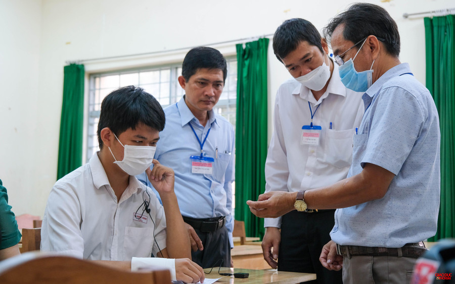 Phó Trưởng điểm thi hướng dẫn cán bộ sử dụng thiết bị ghi âm, đảm bảo an toàn trong suốt quá trình thi.