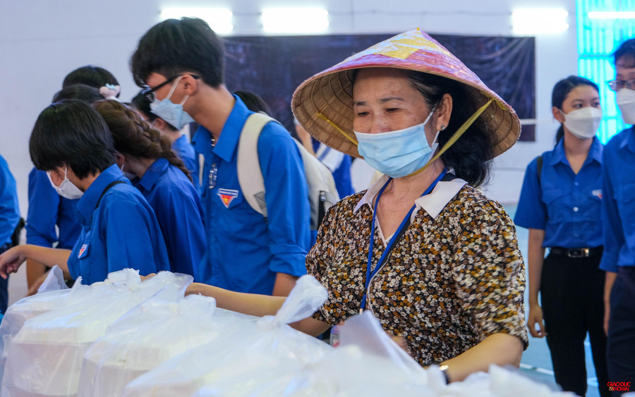 Giáo viên trường THPT Bùi Hữu Nghĩa vừa phục vụ cho hội đồng thi vừa tham gia hỗ trợ thí sinh tham gia kỳ thi.