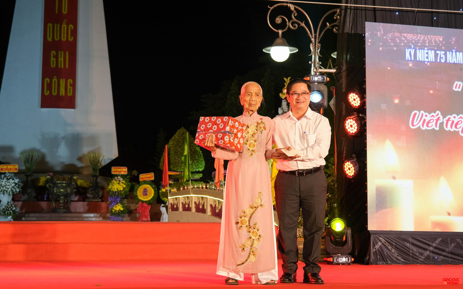 Ông Trần Việt Trường - Phó Bí thư Thành ủy, Chủ tịch UBND thành phố Cần Thơ tặng quà cho Mẹ Việt Nam Anh hùng Trần Thị Hai.