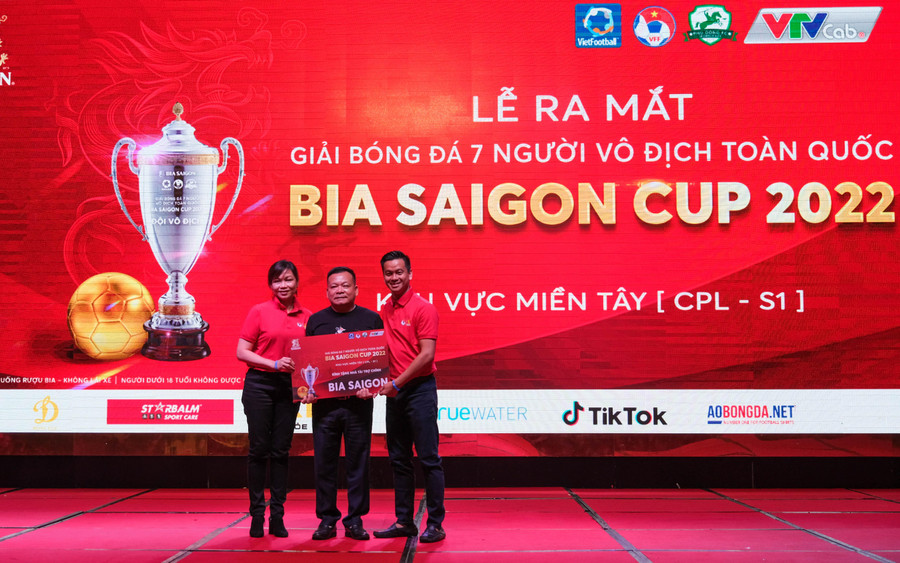 Đại diện Ban tổ chức trao tặng bảng kênh tài trợ cho bà Venus Teoh Kim Wei, Phó Tổng giám đốc SABECO. Đại diện Ban tổ chức trao tặng bảng kênh tài trợ cho bà Venus Teoh Kim Wei, Phó Tổng giám đốc SABECO.