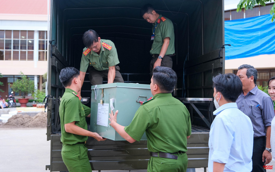 Các phương tiện chuyên dụng thực hiện vận chuyển đề thi, bài thi các môn. Các phương tiện chuyên dụng thực hiện vận chuyển đề thi, bài thi các môn.