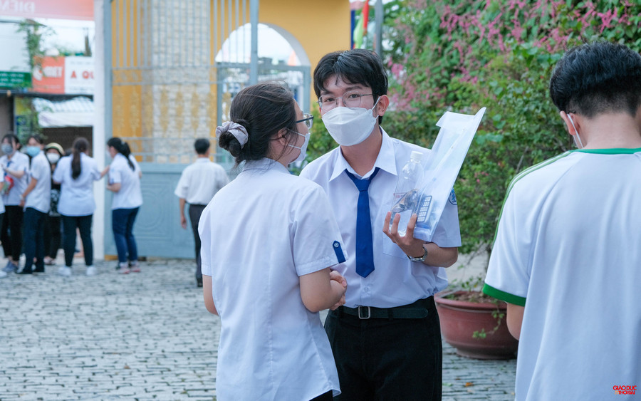 Kết thúc buổi thi thứ hai, đa số các em học sinh ra về với tâm trạng vui vẻ, thoải mái Kết thúc buổi thi thứ hai, đa số các em học sinh ra về với tâm trạng vui vẻ, thoải mái