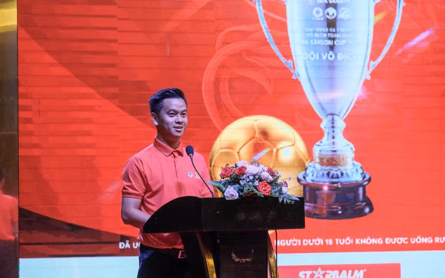 Ông Phạm Ngọc Tuấn – Tổng giám đốc VietFootball phát biểu tại lễ ra mắt giải bóng.