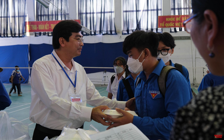 Ông Trần Thanh Bình, Giám đốc Sở GD&amp;ĐT TP Cần Thơ đến thăm hỏi và hỗ trợ phát cơm cho thí sinh tại điểm thi THPT Bùi Hữu Nghĩa.