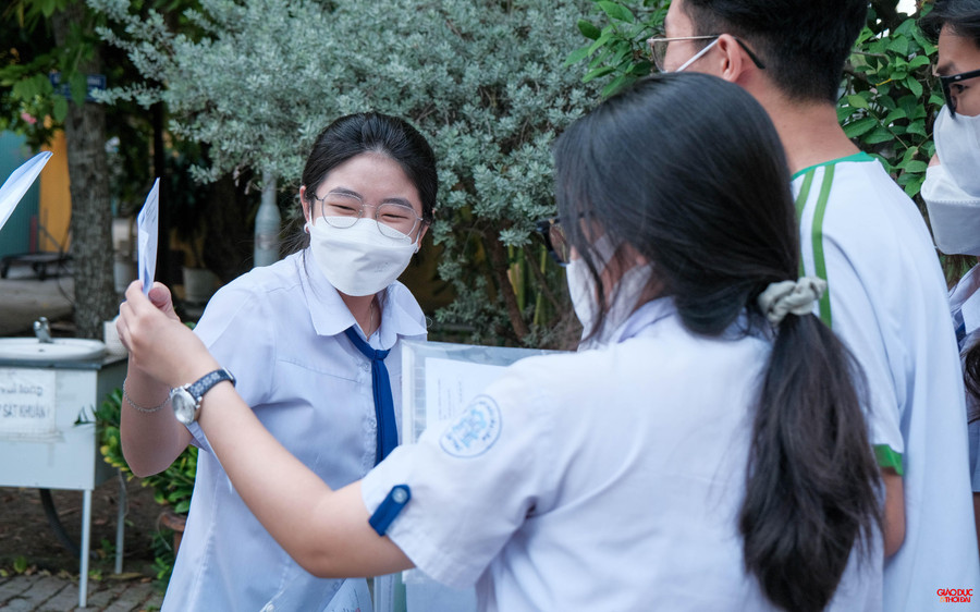 Các em thí sinh phấn khởi khi so sánh kết quả bài thi của mình. Các em thí sinh phấn khởi khi so sánh kết quả bài thi của mình.