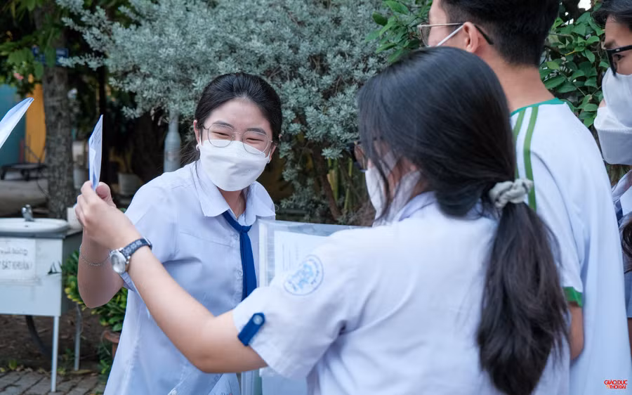 Các em thí sinh phấn khởi khi so sánh kết quả bài thi của mình.