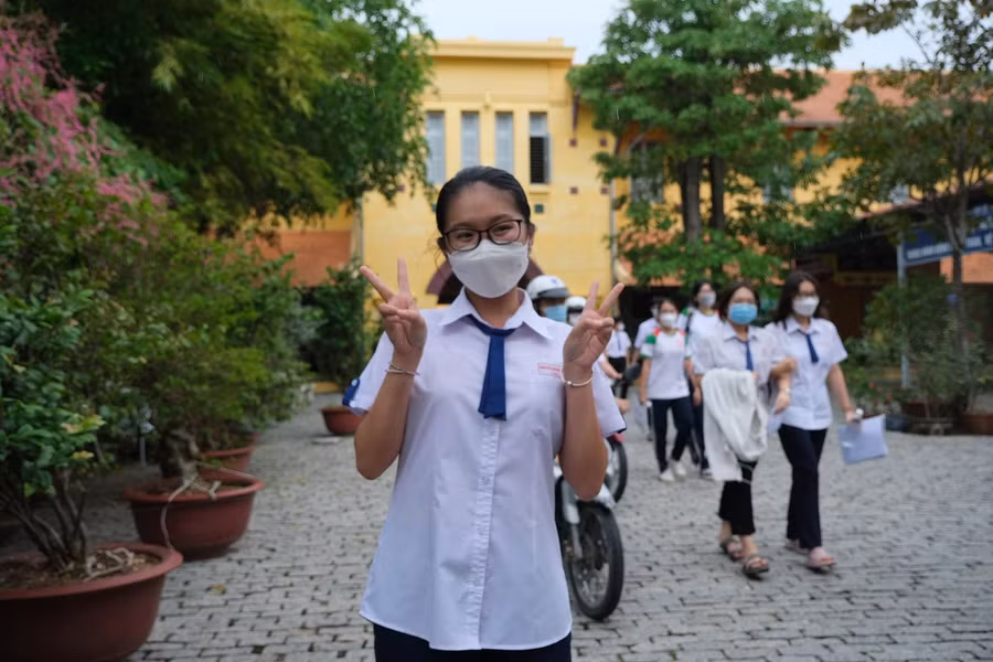 Nguyễn Khánh huyền - học sinh lớp 12D1 của Trường THPT Châu Văn Liêm, quận Ninh Kiều (TP. Cần Thơ) tự tin làm được bài.