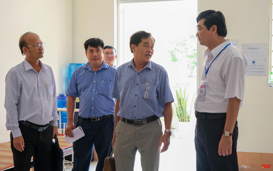 Đoàn kiểm tra làm việc với Ban chỉ đạo thi huyện Phong Điền tại điểm thi Trường THPT Phan Văn Trị (huyện Phong Điền, TP Cần Thơ). Đoàn kiểm tra làm việc với Ban chỉ đạo thi huyện Phong Điền tại điểm thi Trường THPT Phan Văn Trị (huyện Phong Điền, TP Cần Thơ).