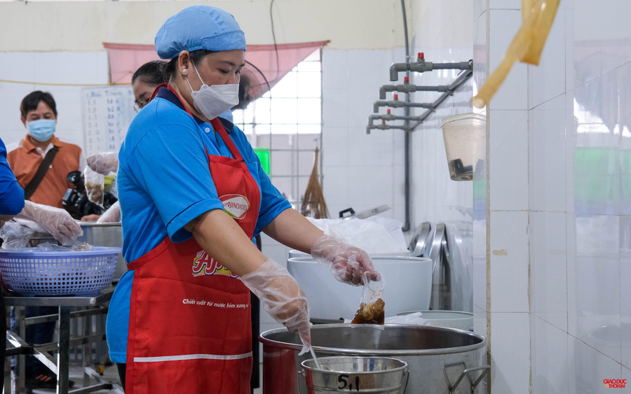 Mạnh thường quân ngụ tại quận Bình Thuỷ tham gia tiếp sức nấu ăn cho thí sinh.