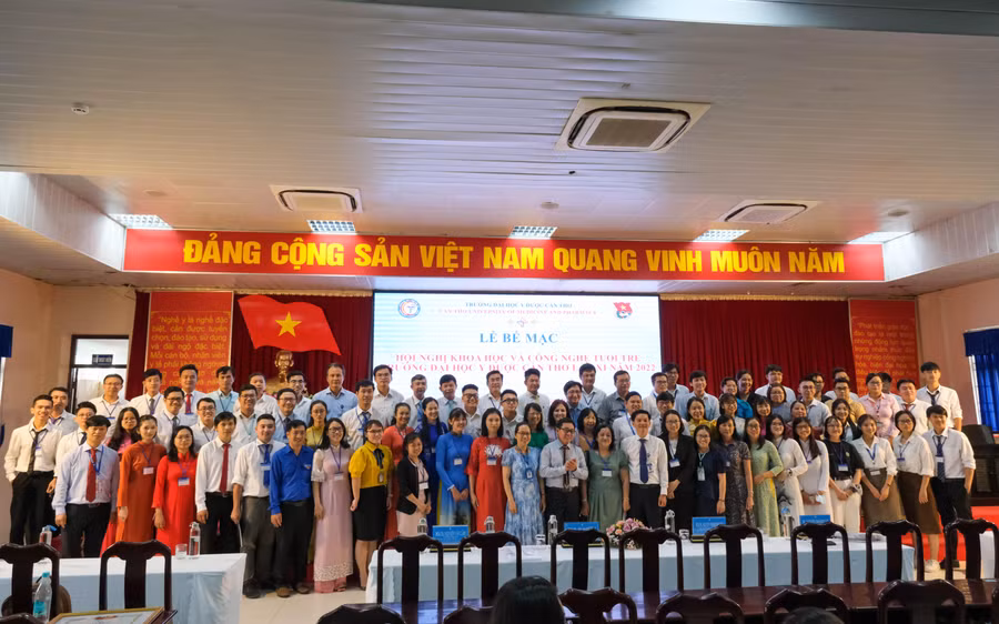 Các đại biểu tham gia hội nghị chụp ảnh lưu niệm.