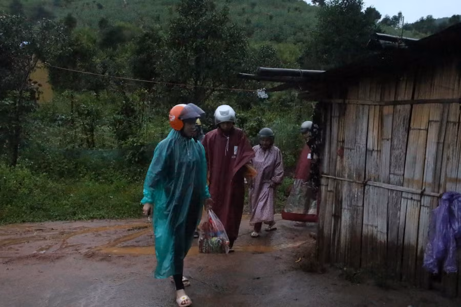 Giáo viên Trường Tiểu học xã Đắk Hà đi vận động học sinh ra lớp.