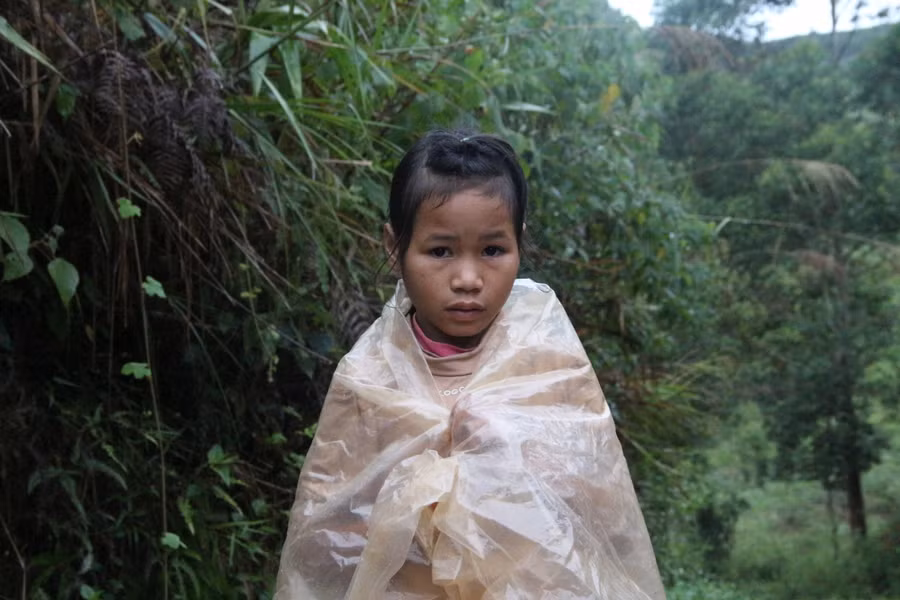 Trời nắng hay mưa, Y Kiệt cũng vượt hơn 7km để đến trường. Ảnh: TG